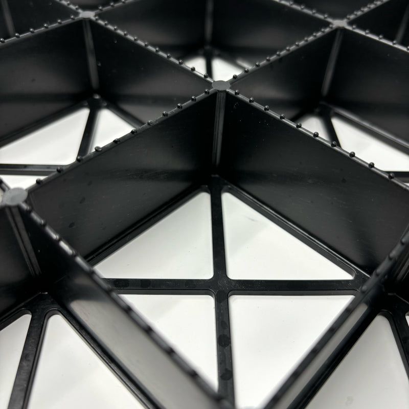 Indlæs billede i Gallery Viewer, Gravel matting mesh close up with closed cells

